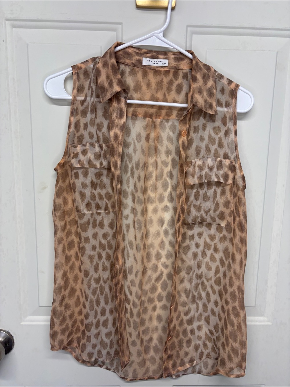 Equipment sleeveless top